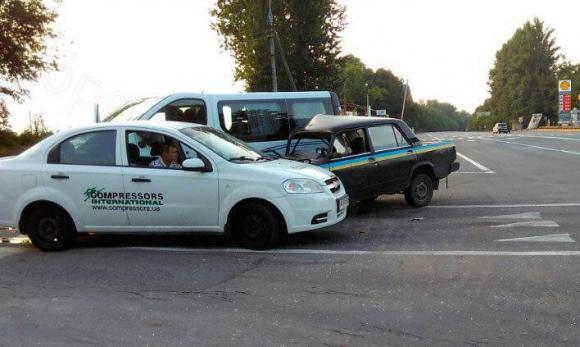 На Вінниччині сталося потрійне ДТП за участі поліцейського ВАЗУ (ФОТО), фото №2 на сайті 20minut.ua