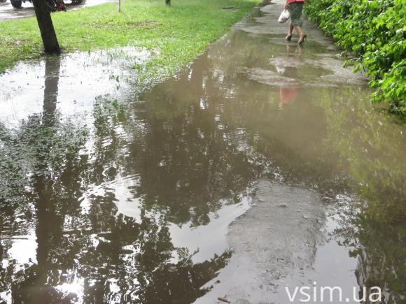 На Зарічанській почистили водостічну ситему. В мерії кажуть, що затопів більше не буде, фото №2 на сайті vsim.ua