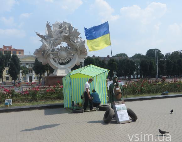 Перед Хмельницькою ОДА мітинг з двох учасників. Виставили шини і намет, фото №3 на сайті vsim.ua