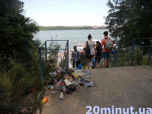 Причал нарешті прибрали, але смітників на ньому досі немає, фото №1 на сайті 20minut.ua