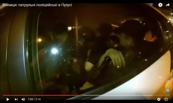 Шестеро в одному «Пріусі». Копи закували юнака, який бачив їхнє порушення, фото №3 на сайті 20minut.ua