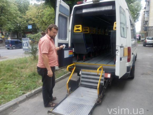 «Соціальне таксі» з кондиціонером та телевізором. Коли працює і кого возить, фото №1 на сайті vsim.ua