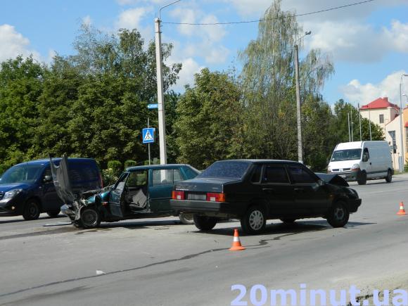 У Тернополі на Будного зіткнулись три автомобілі. Є потерпілий (ОНОВЛЕНО), фото №1 на сайті 20minut.ua