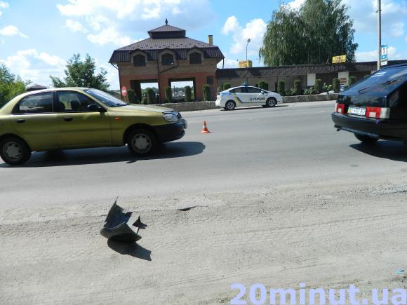 У Тернополі на Будного зіткнулись три автомобілі. Є потерпілий (ОНОВЛЕНО), фото №3 на сайті 20minut.ua