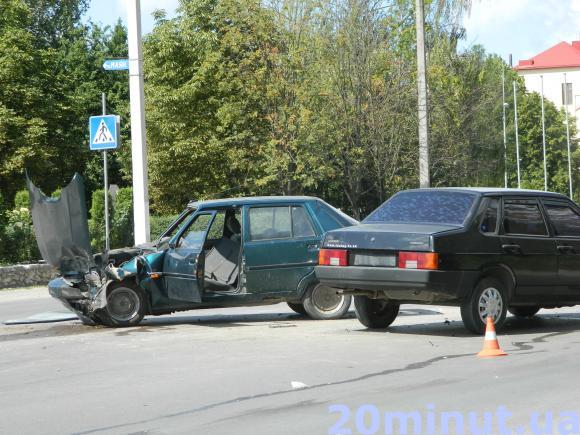 У Тернополі на Будного зіткнулись три автомобілі. Є потерпілий (ОНОВЛЕНО), фото №4 на сайті 20minut.ua