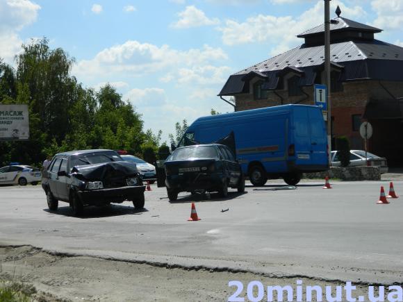 У Тернополі на Будного зіткнулись три автомобілі. Є потерпілий (ОНОВЛЕНО), фото №5 на сайті 20minut.ua