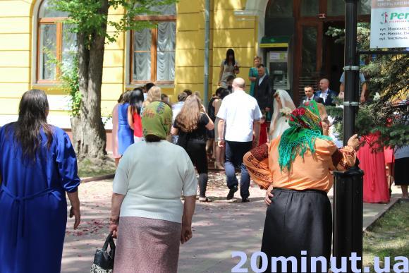 У Тернополі жоден розпис у РАЦСі не проходить без бабусь та ромів, фото №1 на сайті 20minut.ua