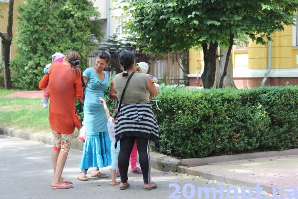 У Тернополі жоден розпис у РАЦСі не проходить без бабусь та ромів, фото №2 на сайті 20minut.ua
