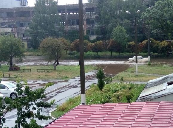 У Вінниці через сильну зливу затопило кілька вулиць (ФОТО та ВІДЕО), фото №1 на сайті 20minut.ua