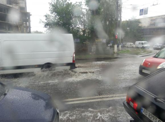 У Вінниці через сильну зливу затопило кілька вулиць (ФОТО та ВІДЕО), фото №2 на сайті 20minut.ua