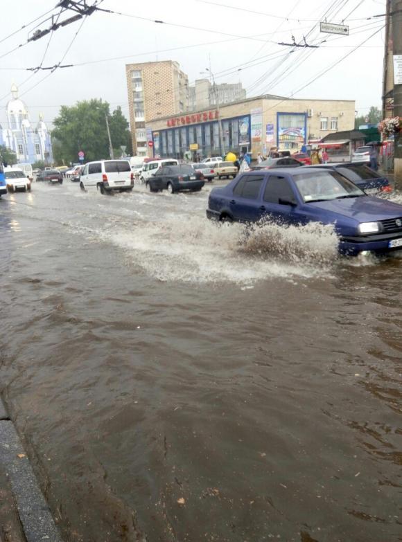 У Вінниці через сильну зливу затопило кілька вулиць (ФОТО та ВІДЕО), фото №3 на сайті 20minut.ua