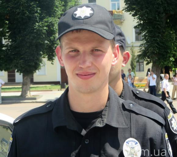 Урочисто і з пафосом: на майдані представили групи швидкого реагування поліції Хмельниччини, фото №2 на сайті vsim.ua