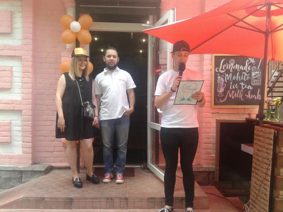 Закохані Аліна та Андрій продають «бургери Щастя», щоб заробити на весілля, фото №1 на сайті 20minut.ua