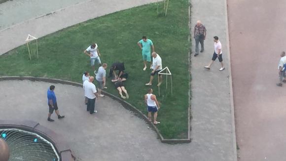 Жінка з дитиною, збиті п’яним мотоциклістом на зупинці, лікуються вдома, фото №1 на сайті 20minut.ua