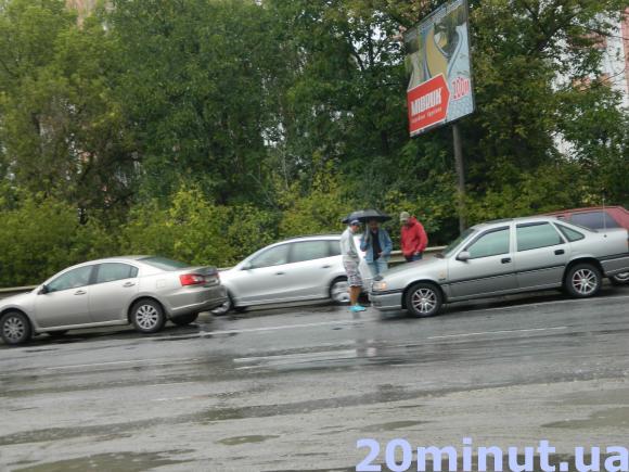 Біля "Білого замку" - ціла низка ДТП, фото №1 на сайті 20minut.ua