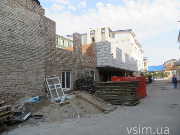 Біля музшколи в центрі Хмельницького будівництво не зупинилося. ДАБІ готує позов до суду, фото №1 на сайті vsim.ua