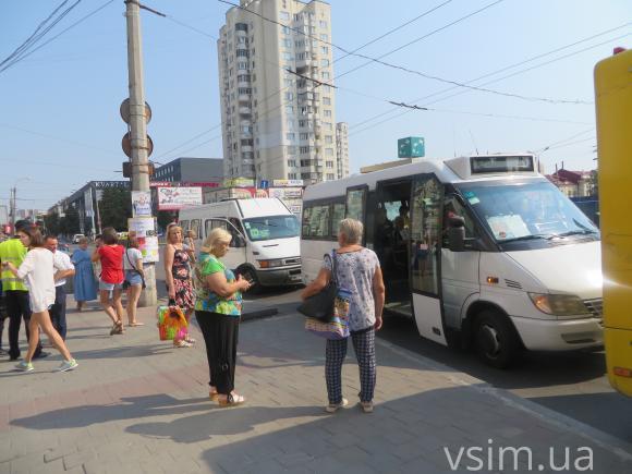 Біля "Ощадбанку" водіїв маршруток зупиняли за безквитковий проїзд та "стоячих" пасажирів, фото №1 на сайті vsim.ua