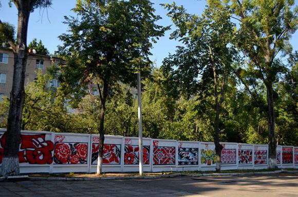 До вересня паркан 23 школи одягнуть у 85-метрову вишиванку, фото №1 на сайті 20minut.ua