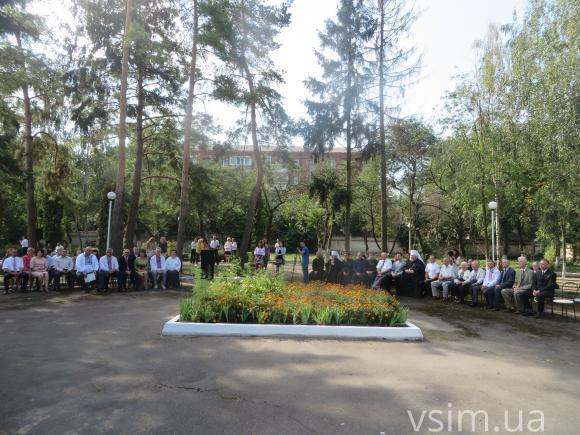 Довгі промови, пісні та солодощі: як чиновники і священики в обід снідали, фото №1 на сайті vsim.ua