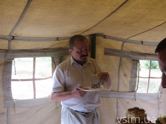 Довгі промови, пісні та солодощі: як чиновники і священики в обід снідали, фото №10 на сайті vsim.ua