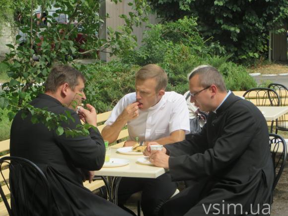 Довгі промови, пісні та солодощі: як чиновники і священики в обід снідали, фото №11 на сайті vsim.ua