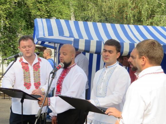 Довгі промови, пісні та солодощі: як чиновники і священики в обід снідали, фото №2 на сайті vsim.ua