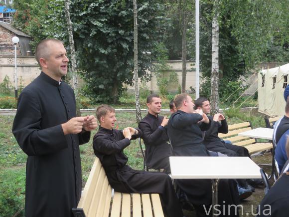 Довгі промови, пісні та солодощі: як чиновники і священики в обід снідали, фото №5 на сайті vsim.ua