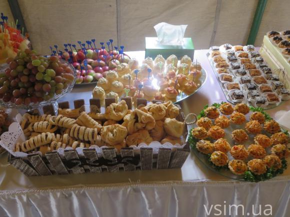 Довгі промови, пісні та солодощі: як чиновники і священики в обід снідали, фото №7 на сайті vsim.ua