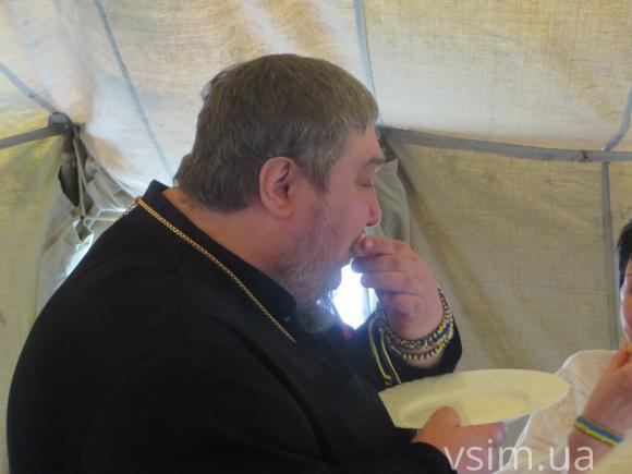 Довгі промови, пісні та солодощі: як чиновники і священики в обід снідали, фото №9 на сайті vsim.ua