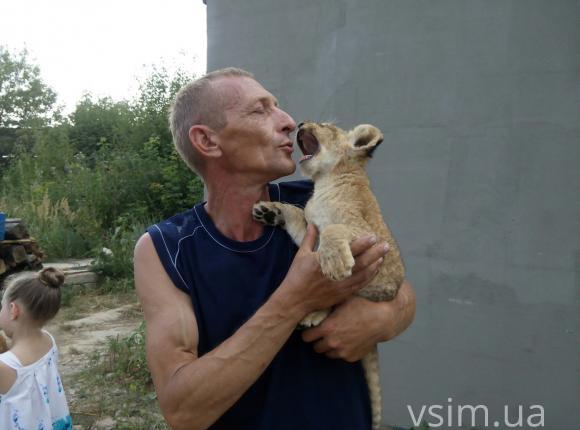 Дресирувальник Пальохін відкрив у Хмельницькому приватний зоопарк. Левів, єнота і кенгуру показує безкоштовно, фото №1 на сайті vsim.ua
