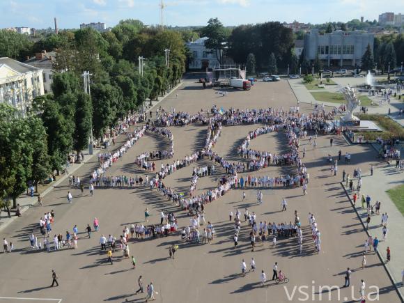 Хмельничани знову сформували на майдані велетенський “вишиванковий” тризуб (ФОТО), фото №1 на сайті vsim.ua