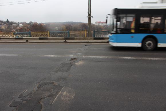 Іржава арматура та з’їжджаючі опори Київського мосту бентежать тільки містян, фото №1 на сайті 20minut.ua