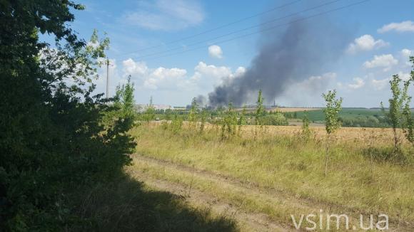 Із сміттєзвалища в сторону Озерної валить чорний дим, фото №2 на сайті vsim.ua