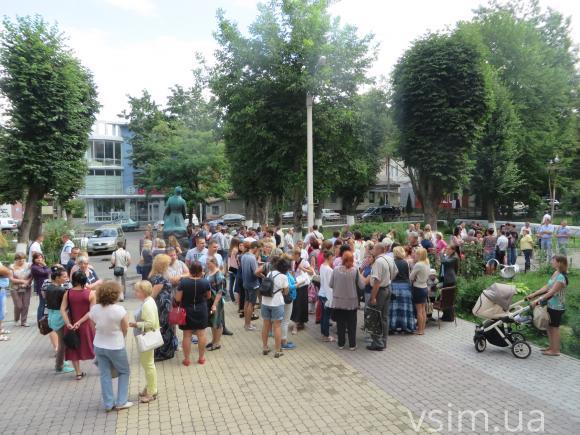 Кадрові "чистки" в освіті. Екс-директорку ліцею №17 захищають батьки і вчителі, фото №1 на сайті vsim.ua