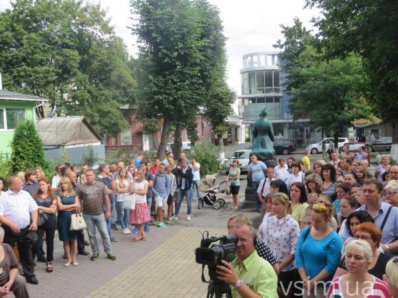 Кадрові "чистки" в освіті. Екс-директорку ліцею №17 захищають батьки і вчителі, фото №4 на сайті vsim.ua