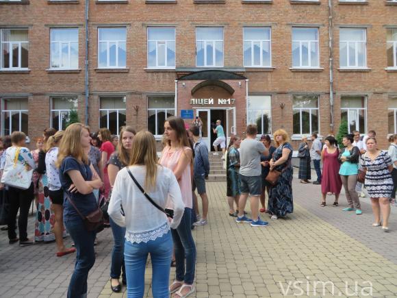 Кадрові "чистки" в освіті. Екс-директорку ліцею №17 захищають батьки і вчителі, фото №7 на сайті vsim.ua