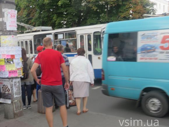 «Кишеня» за 400 тисяч не розвантажила рух транспорту по Кам’янецькій, фото №1 на сайті vsim.ua