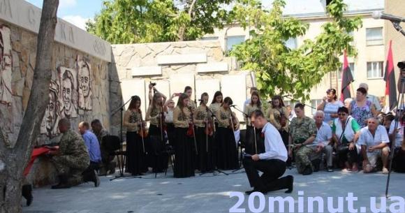 Меморіал 16-ти Героїв: у камені висічено портрети загиблих в АТО могилівчан, фото №4 на сайті 20minut.ua