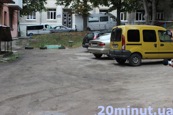 Мешканці Танцорова кажуть, що клієнти візового центру зробили з двору туалет та парковку, фото №1 на сайті 20minut.ua