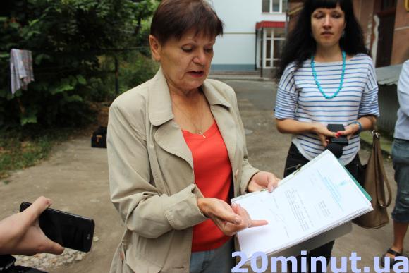 Мешканці Танцорова кажуть, що клієнти візового центру зробили з двору туалет та парковку, фото №2 на сайті 20minut.ua