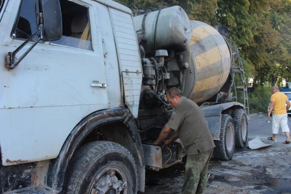 На Барському шосе перевернулася  бетономішалка з 18 тоннами цементу, фото №2 на сайті 20minut.ua