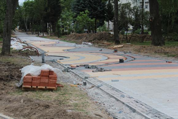 На Космонавтів вкладають плитку, створюють фонтан та роблять дорогу, фото №1 на сайті 20minut.ua