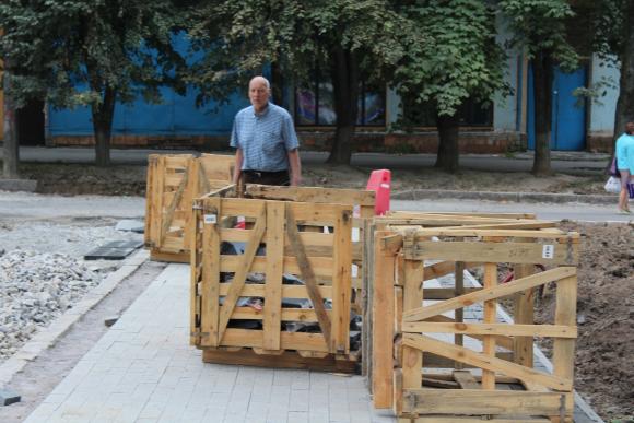 На Космонавтів вкладають плитку, створюють фонтан та роблять дорогу, фото №2 на сайті 20minut.ua