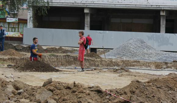 На Космонавтів вкладають плитку, створюють фонтан та роблять дорогу, фото №5 на сайті 20minut.ua