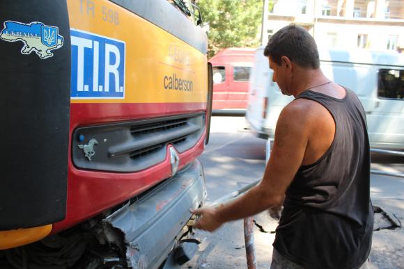 На Магістратській водій фури зніс паркан, щоб не влетіти в людей, фото №1 на сайті 20minut.ua