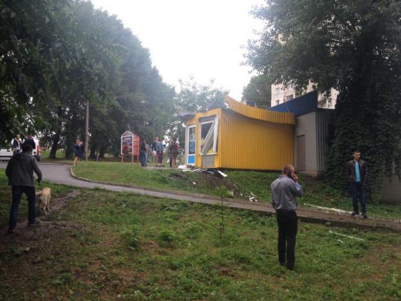 На Старокостянтинівському шосе фура розтрощила кіоск і розбила 4 автомобілі, фото №2 на сайті vsim.ua
