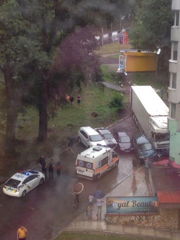 На Старокостянтинівському шосе фура розтрощила кіоск і розбила 4 автомобілі, фото №3 на сайті vsim.ua
