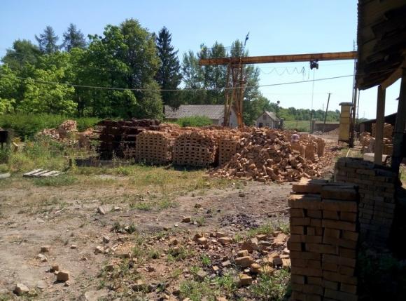 На Тернопіллі організували підпільний цегельний завод поблизу незаконного кар'єру, фото №1 на сайті 20minut.ua