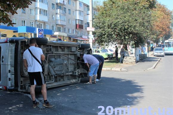 На Тяжилові Мерседес ударом перевернув Пежо. Пасажирів забрали в лікарню, фото №1 на сайті 20minut.ua