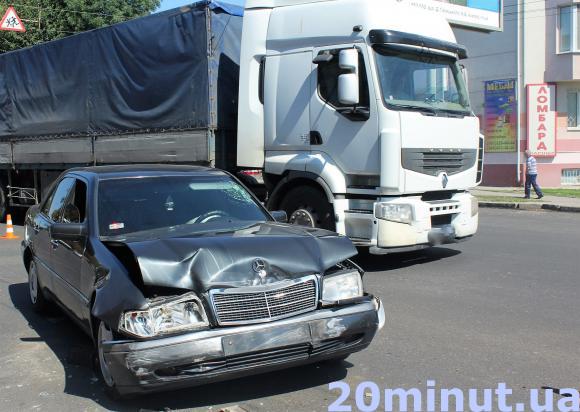 На Тяжилові Мерседес ударом перевернув Пежо. Пасажирів забрали в лікарню, фото №2 на сайті 20minut.ua